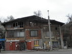 Къща горя в Дупница, хората останаха без покрив (ВИДЕО+СНИМКИ)
