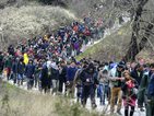 Стотици мигранти нахлуха в Македония