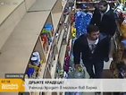 „Дръжте крадеца”: Момчета взимат от магазин, без да плащат