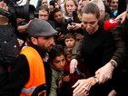 Анджелина Джоли се срещна с бежанци в Пирея (ВИДЕО+СНИМКИ)
