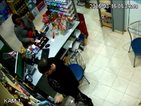"Дръжте крадеца": Жена "свива" забравено в магазин портмоне
