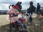 Близо 15 000 чакат Джоли на гръцко-македонската граница (ВИДЕО+СНИМКИ)