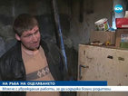 Момче с увреждания работи, за да издържа болните си родители