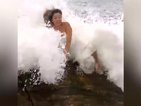 Злополучна фотосесия: Вълна отнесе булка (ВИДЕО)