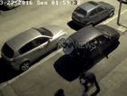 От "Моята новина": Мъже чупят прозорец на кола (ВИДЕО)
