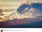 Пилот премина близо до вулкан, зa да видят пътниците изригването му