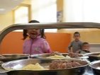 С безплатна храна стимулират родители да водят децата си на училище
