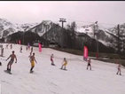 Няколкостотин души по бански костюми караха ски в Сочи (ВИДЕО)