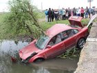 Кола излетя от мост и падна в река в Хасковско (СНИМКИ)
