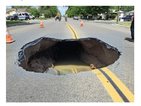 Огромна дупка зейна на път в Калифорния (ВИДЕО+СНИМКИ)