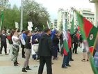 Протест в защита на мъжа, задържал бежанци със „свински опашки”