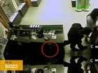 "Дръжте крадеца": Ловък обирджия краде, докато говори с персонала
