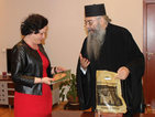 Екоминистерството дари на Рилския манастир Червената книга на България
