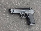 В САЩ полицай стреля по 13-годишен, носещ пистолет-играчка