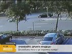 Човек се качи на капака на кола, за да победи в спор (ВИДЕО)