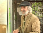 Стенописец е принуден да продава картички на улицата