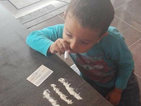 Вълна от възмущение след снимка на дете, имитиращо смъркане на кокаин