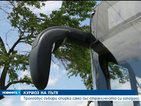 Куриоз: Тролейбус събори спирка със странично огледало (ВИДЕО)