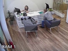 „Дръжте крадеца”: Клиент задига телефона на служителка в офис