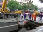 Дупка на пътя погълна четири коли в Китай (ВИДЕО)