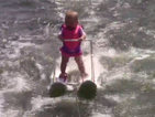 6-месечно бебе кара водни ски (ВИДЕО)