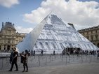 Художник накара пирамидата пред Лувъра да изчезне (СНИМКИ)