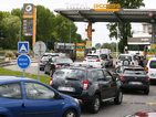 Вдигнаха блокадите на депата за горива във Франция