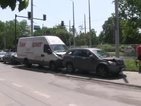Четири автомобила във верижна катастрофа на спирка в Русе (ВИДЕО)