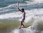 Сърфист пренесе олимпийския огън на гребена на вълната (ВИДЕО)