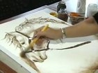 Художничка рисува картини и прави скулптури от кафе