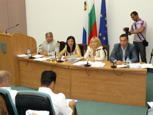 Снежина Маджарова (втората отляво надясно) на заседание на Общинския съвет. Снимка: БГНЕС