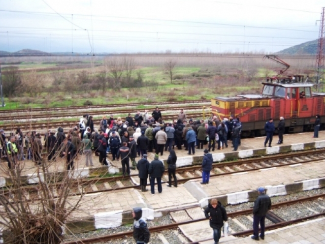 Протест срещу спирането на влак