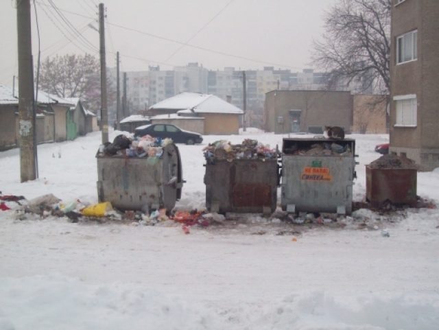 Непочистените улици и боклуците през зимния период