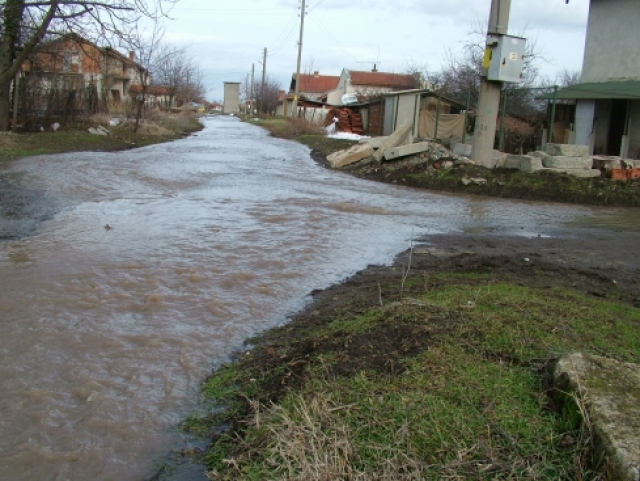 Наводнените улици в село Чарган