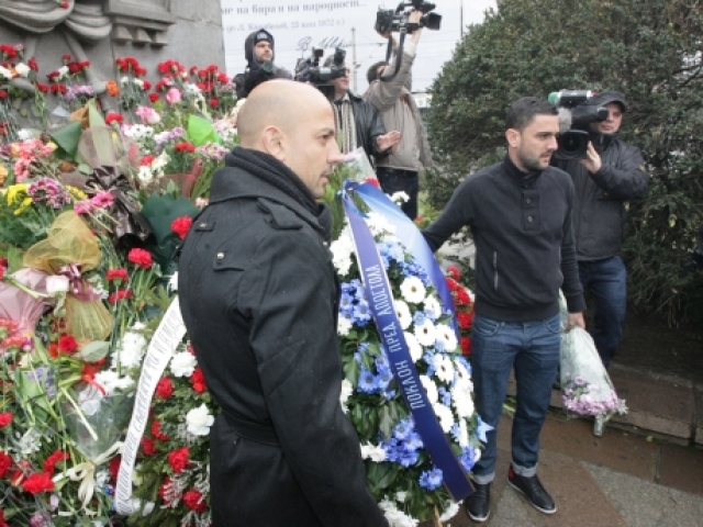 Футболистите на "Левски" поднесоха венци пред паметника на Апостола. Снимка: БГНЕС