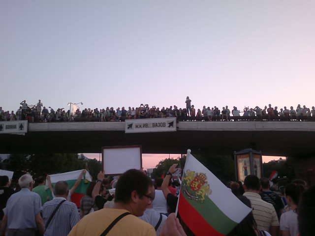 Мостът на влюбените се изпълни с протестиращи