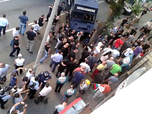 Привърженици на "Атака" се събират пред централата на партията