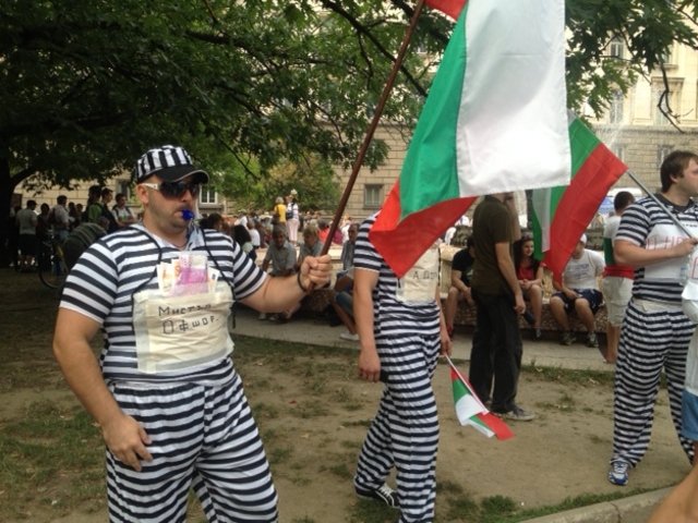 И "затворници" станаха част от протеста