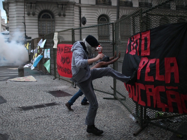 Към демонстрациите се включиха младежи с черни маски, снимка: ЕПА