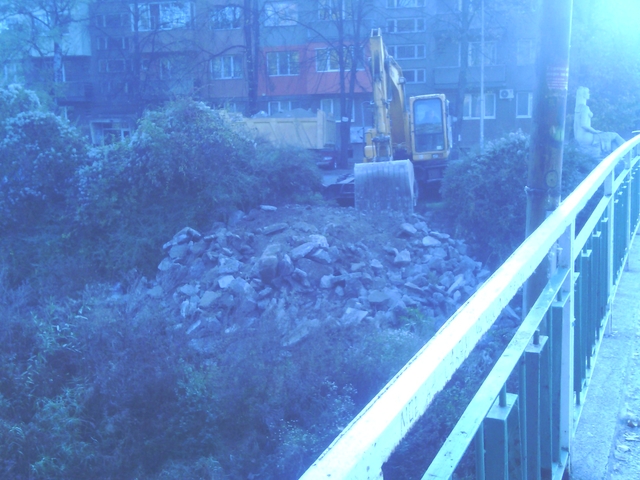 Изхвърляне на строителни отпадъци в река Струма 1