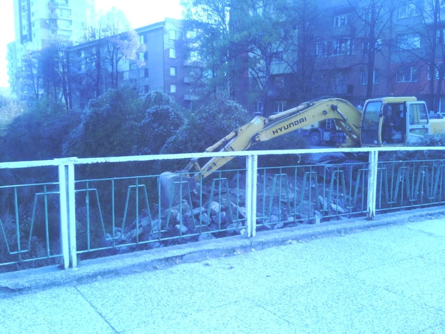 Изхвърляне на строителни отпадъци в река Струма 2