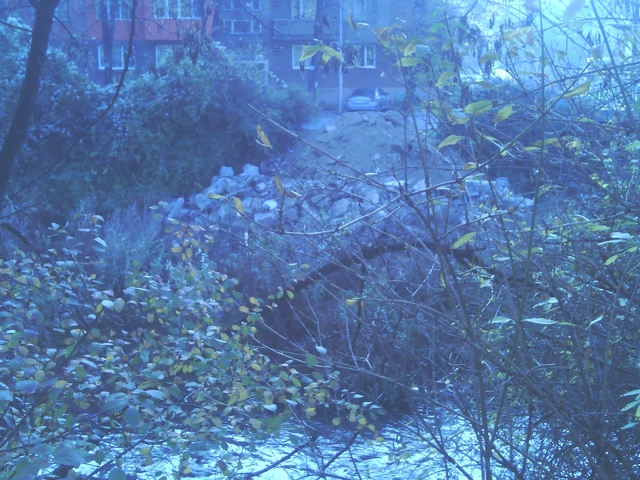 Изхвърляне на строителни отпадъци в река Струма 3