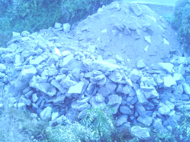 Изхвърляне на строителни отпадъци в река Струма 4