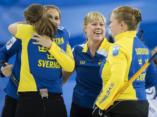 Отборът на Швеция малко сред победата   Снимка: ЕПА