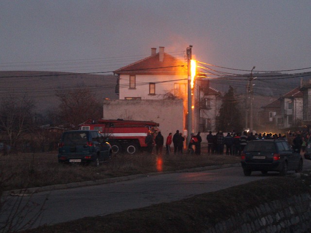 Незаконното енерго в Самоков предизвика пожар в трафопост