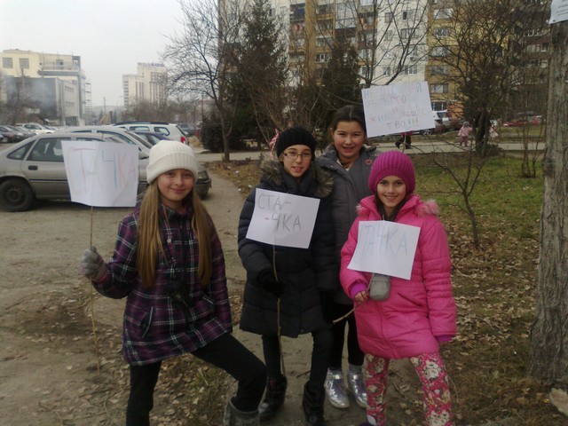 Деца протестират срещу отсичането на дърво