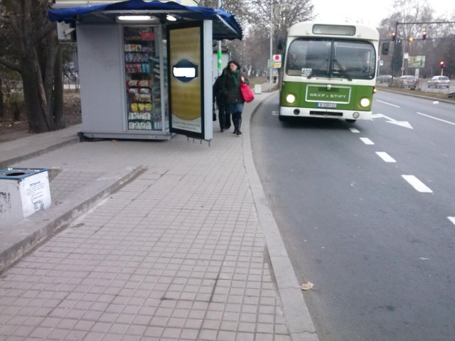 Плячкосване на тротоар и спирка във Варна