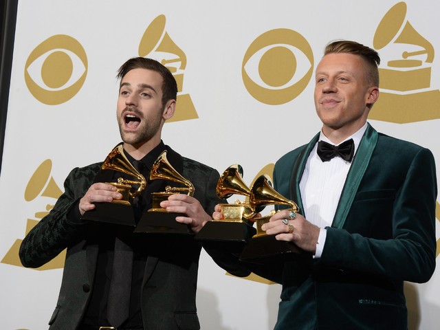 Макълмор и Раян Люис с наградите си от церемонията. Снимка: Getty Images
