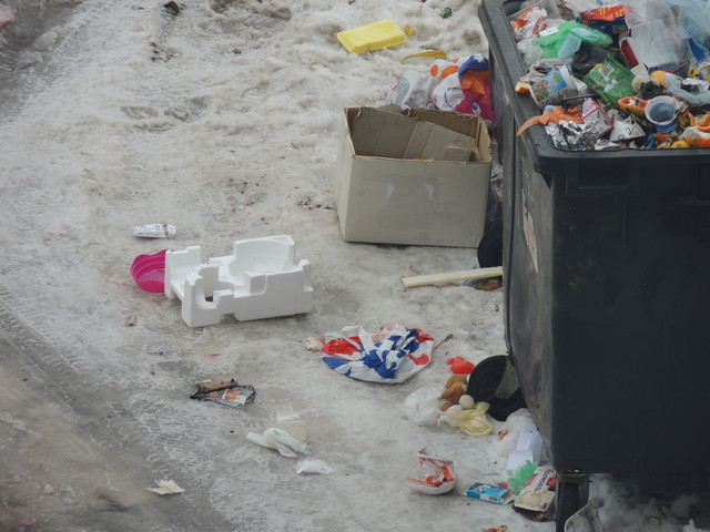 Непочистени боклуци в центъра на Варна