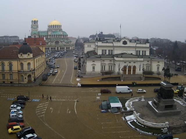 Паркинг около парламента‏